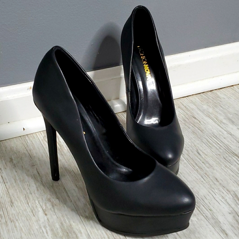 Fashion Nova Black Pumps